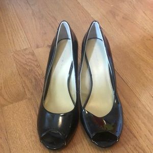Bandolino peep toe black patent heels